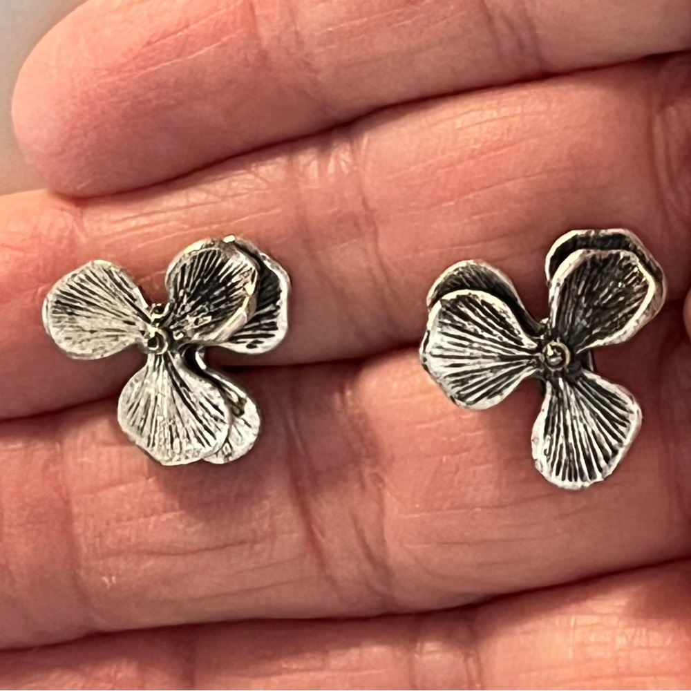 Gorgeous silver Fossil earrings.  These are a lovely pair of earrings earrings..